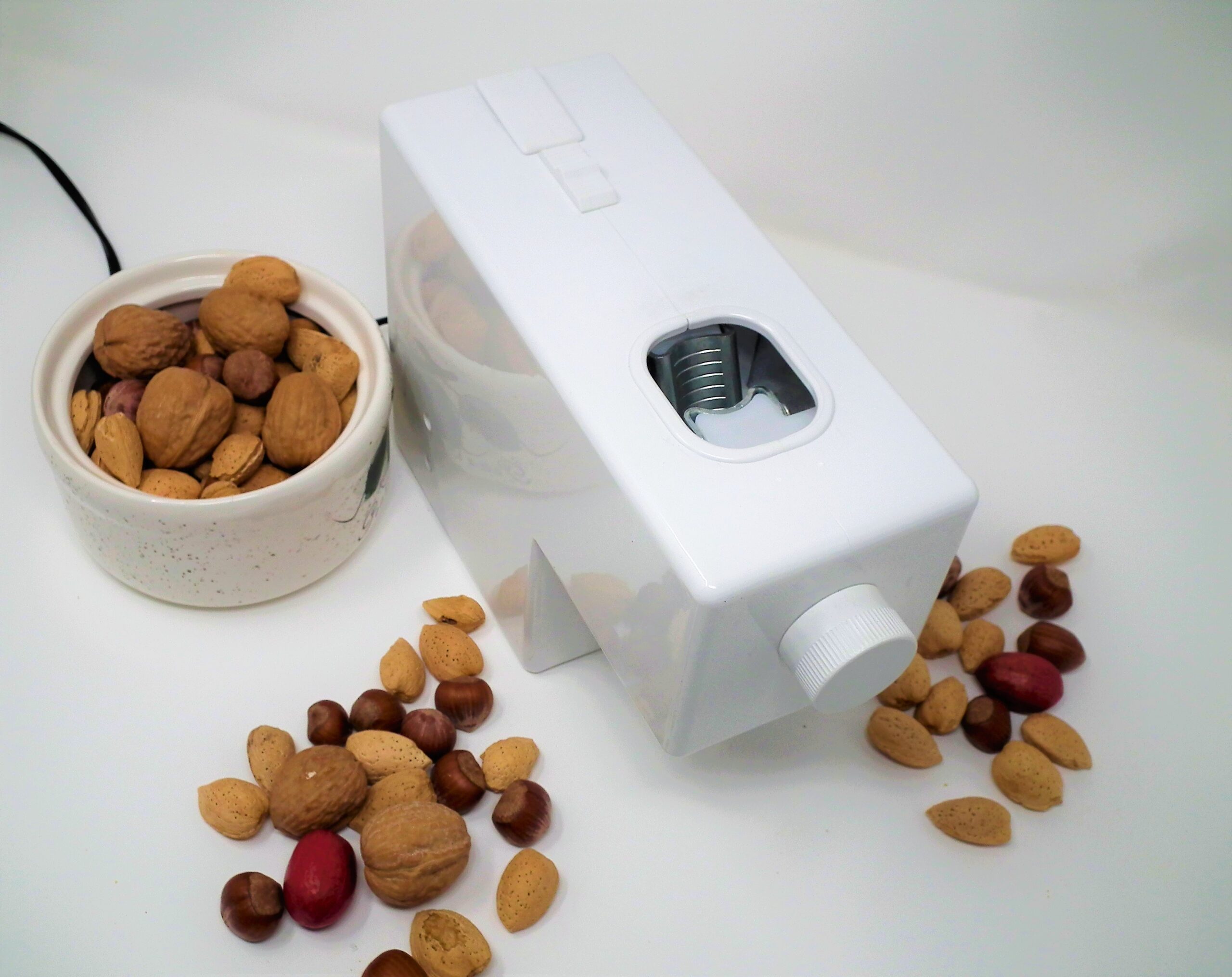 CLEARANCE – Pelamatic – Electric Nut Cracker Machine